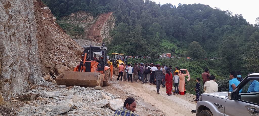 पहिरोका कारण अवरुद्ध महाकाली लोकमार्ग खुल्यो 